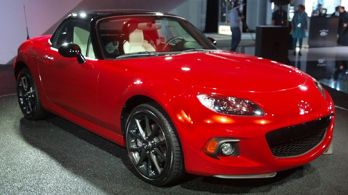 Το επετειακό Mazda MX-5 25th Anniversary Edition θα διατίθεται σε έντονο κόκκινο χρώμα, με την μεταλλική του οροφή να είναι μαύρη.